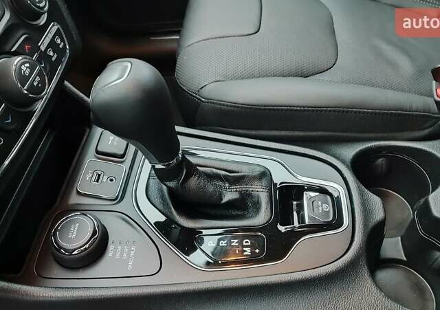 Білий Джип Cherokee, об'ємом двигуна 3.2 л та пробігом 67 тис. км за 18500 $, фото 37 на Automoto.ua