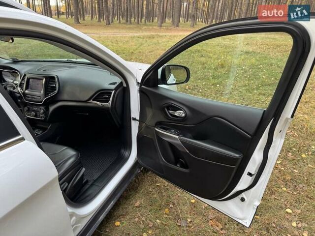 Белый Джип Чероки, объемом двигателя 2.36 л и пробегом 118 тыс. км за 16199 $, фото 20 на Automoto.ua