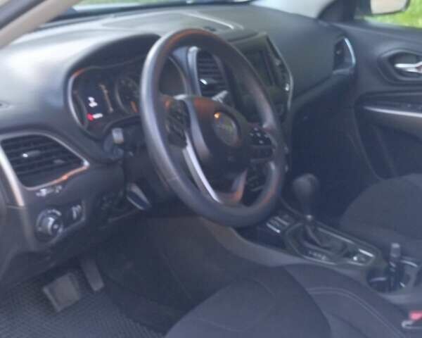 Белый Джип Чероки, объемом двигателя 2.36 л и пробегом 196 тыс. км за 15000 $, фото 4 на Automoto.ua