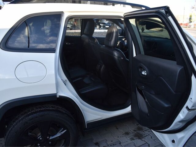 Белый Джип Чероки, объемом двигателя 2.4 л и пробегом 111 тыс. км за 17000 $, фото 3 на Automoto.ua