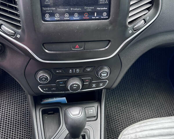 Белый Джип Чероки, объемом двигателя 2.4 л и пробегом 95 тыс. км за 16500 $, фото 28 на Automoto.ua