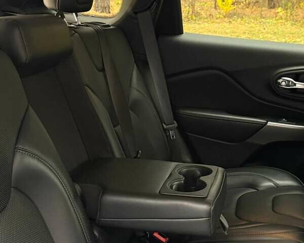 Білий Джип Cherokee, об'ємом двигуна 2.36 л та пробігом 170 тис. км за 18500 $, фото 37 на Automoto.ua
