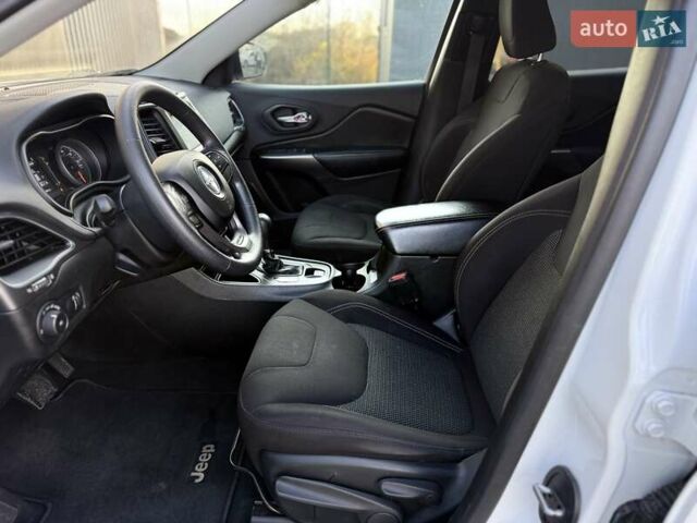 Білий Джип Cherokee, об'ємом двигуна 2.36 л та пробігом 182 тис. км за 13300 $, фото 27 на Automoto.ua