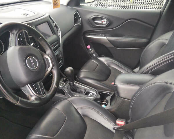 Білий Джип Cherokee, об'ємом двигуна 2.4 л та пробігом 215 тис. км за 15000 $, фото 6 на Automoto.ua