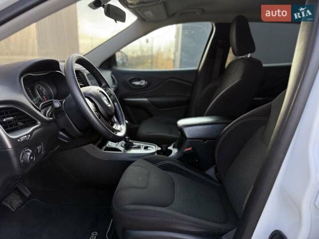 Білий Джип Cherokee, об'ємом двигуна 2.36 л та пробігом 182 тис. км за 13300 $, фото 26 на Automoto.ua