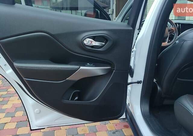 Білий Джип Cherokee, об'ємом двигуна 3.2 л та пробігом 67 тис. км за 18500 $, фото 32 на Automoto.ua