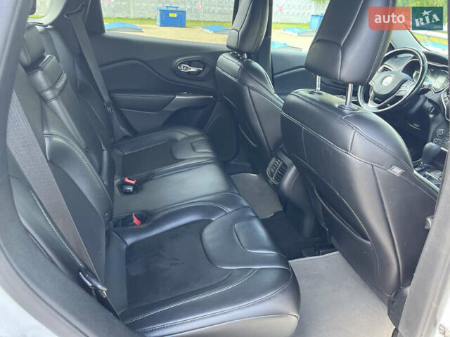 Білий Джип Cherokee, об'ємом двигуна 2.36 л та пробігом 120 тис. км за 15000 $, фото 46 на Automoto.ua
