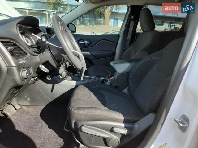 Білий Джип Cherokee, об'ємом двигуна 2.36 л та пробігом 80 тис. км за 2800 $, фото 6 на Automoto.ua