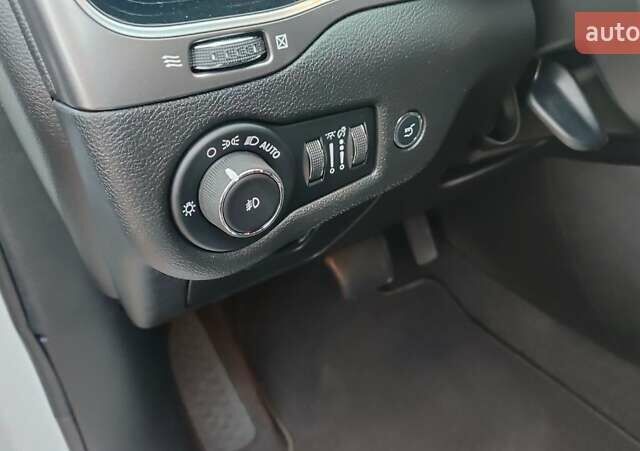 Білий Джип Cherokee, об'ємом двигуна 3.2 л та пробігом 67 тис. км за 18500 $, фото 28 на Automoto.ua