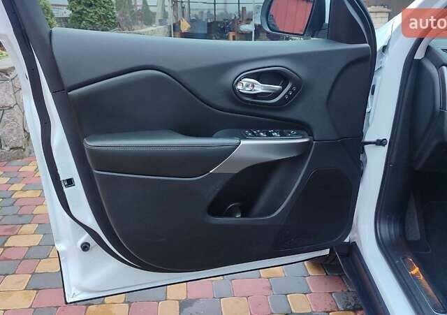 Білий Джип Cherokee, об'ємом двигуна 3.2 л та пробігом 67 тис. км за 18500 $, фото 36 на Automoto.ua