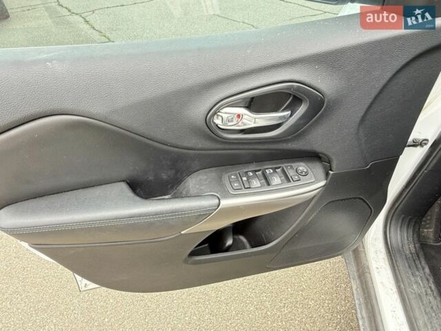 Білий Джип Cherokee, об'ємом двигуна 2.4 л та пробігом 198 тис. км за 3998 $, фото 6 на Automoto.ua