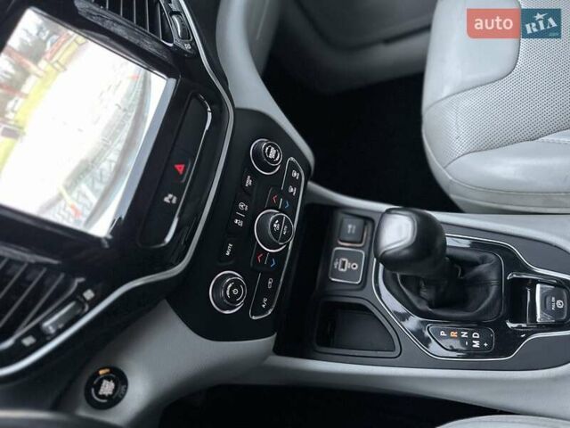 Білий Джип Cherokee, об'ємом двигуна 2.36 л та пробігом 153 тис. км за 15900 $, фото 32 на Automoto.ua