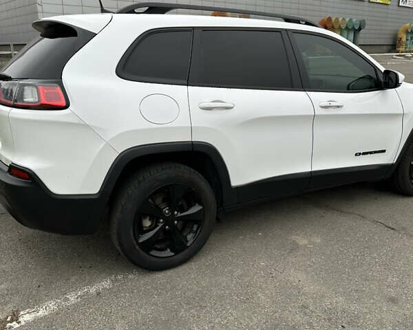 Белый Джип Чероки, объемом двигателя 2.36 л и пробегом 145 тыс. км за 16300 $, фото 1 на Automoto.ua