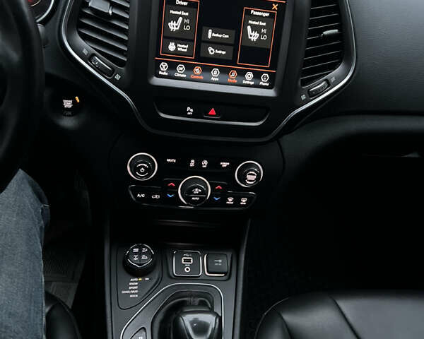 Білий Джип Cherokee, об'ємом двигуна 3.24 л та пробігом 76 тис. км за 21500 $, фото 18 на Automoto.ua