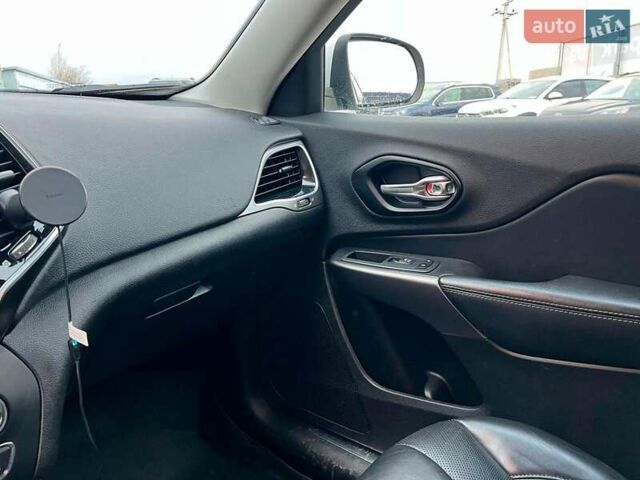 Білий Джип Cherokee, об'ємом двигуна 3.2 л та пробігом 76 тис. км за 18790 $, фото 35 на Automoto.ua