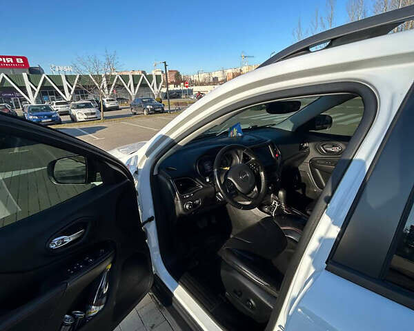 Білий Джип Cherokee, об'ємом двигуна 3.24 л та пробігом 97 тис. км за 22500 $, фото 10 на Automoto.ua