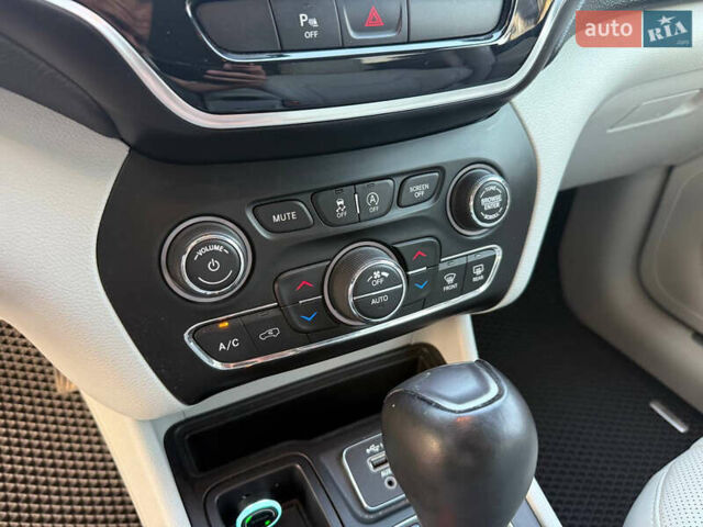 Білий Джип Cherokee, об'ємом двигуна 2.36 л та пробігом 96 тис. км за 18500 $, фото 39 на Automoto.ua
