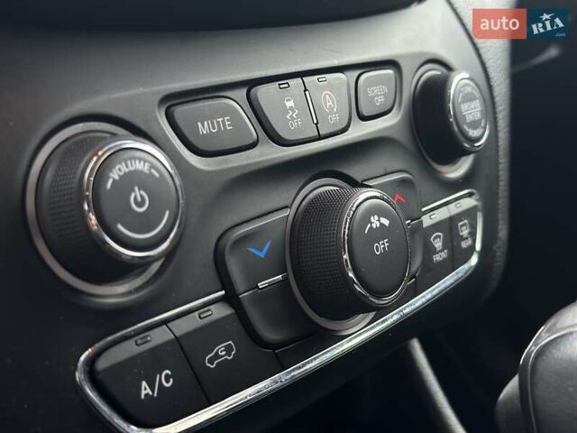 Белый Джип Чероки, объемом двигателя 3.24 л и пробегом 68 тыс. км за 19900 $, фото 19 на Automoto.ua