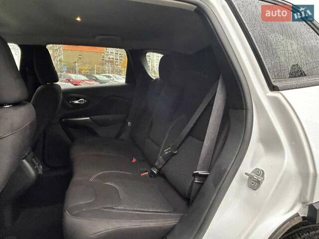 Білий Джип Cherokee, об'ємом двигуна 2.36 л та пробігом 73 тис. км за 17990 $, фото 10 на Automoto.ua