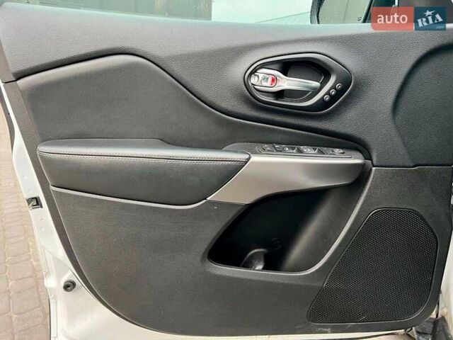 Білий Джип Cherokee, об'ємом двигуна 3.2 л та пробігом 76 тис. км за 18790 $, фото 14 на Automoto.ua