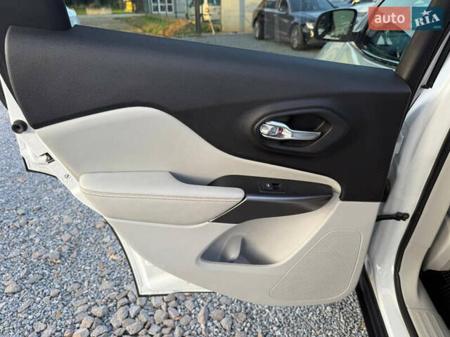 Белый Джип Чероки, объемом двигателя 2.36 л и пробегом 96 тыс. км за 18000 $, фото 41 на Automoto.ua