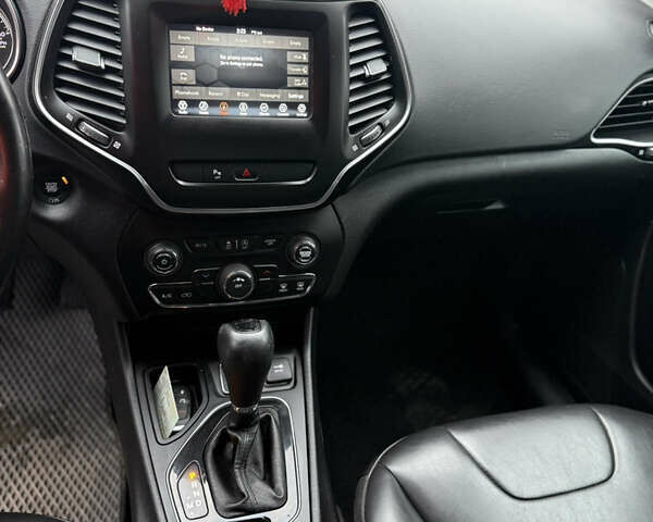 Белый Джип Чероки, объемом двигателя 2.36 л и пробегом 46 тыс. км за 16000 $, фото 5 на Automoto.ua