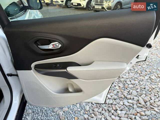 Белый Джип Чероки, объемом двигателя 2.36 л и пробегом 96 тыс. км за 18000 $, фото 53 на Automoto.ua