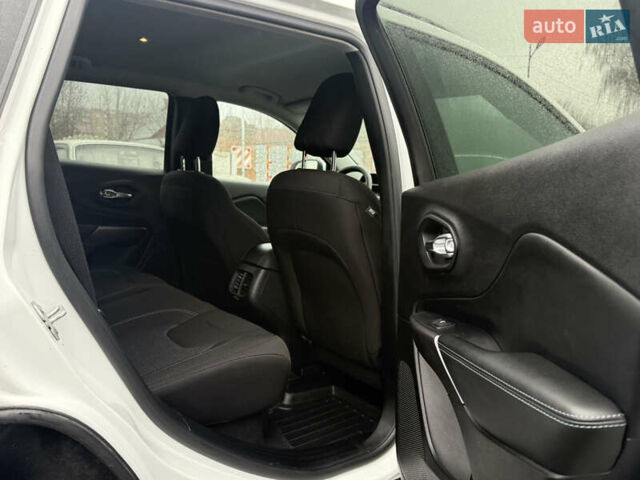 Белый Джип Чероки, объемом двигателя 2.4 л и пробегом 89 тыс. км за 15800 $, фото 5 на Automoto.ua