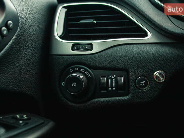 Белый Джип Чероки, объемом двигателя 2.36 л и пробегом 111 тыс. км за 15000 $, фото 10 на Automoto.ua