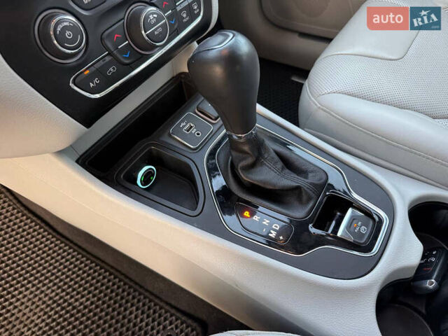 Білий Джип Cherokee, об'ємом двигуна 2.36 л та пробігом 96 тис. км за 18500 $, фото 38 на Automoto.ua
