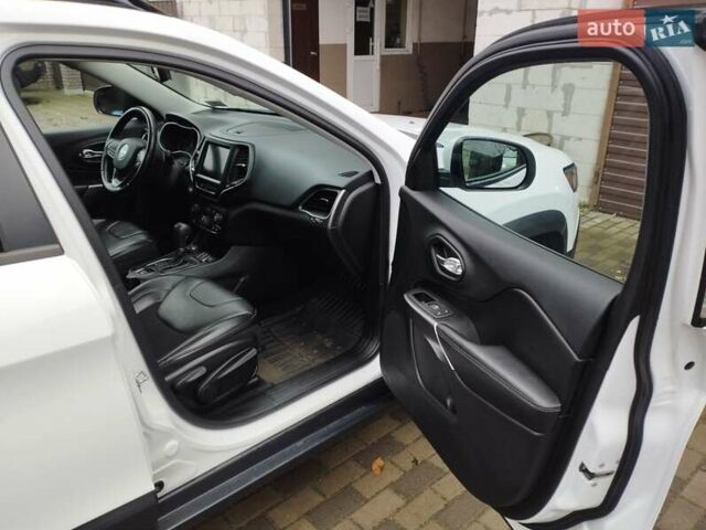 Белый Джип Чероки, объемом двигателя 3.24 л и пробегом 127 тыс. км за 20000 $, фото 4 на Automoto.ua