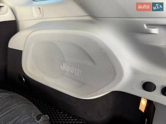 Белый Джип Чероки, объемом двигателя 2.36 л и пробегом 96 тыс. км за 18000 $, фото 49 на Automoto.ua