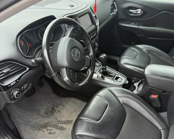 Белый Джип Чероки, объемом двигателя 2.36 л и пробегом 46 тыс. км за 16000 $, фото 3 на Automoto.ua