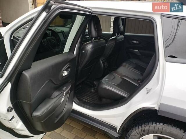 Белый Джип Чероки, объемом двигателя 3.24 л и пробегом 127 тыс. км за 20000 $, фото 1 на Automoto.ua