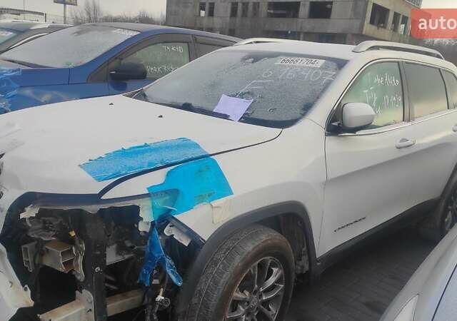 Белый Джип Чероки, объемом двигателя 3.2 л и пробегом 123 тыс. км за 10000 $, фото 4 на Automoto.ua