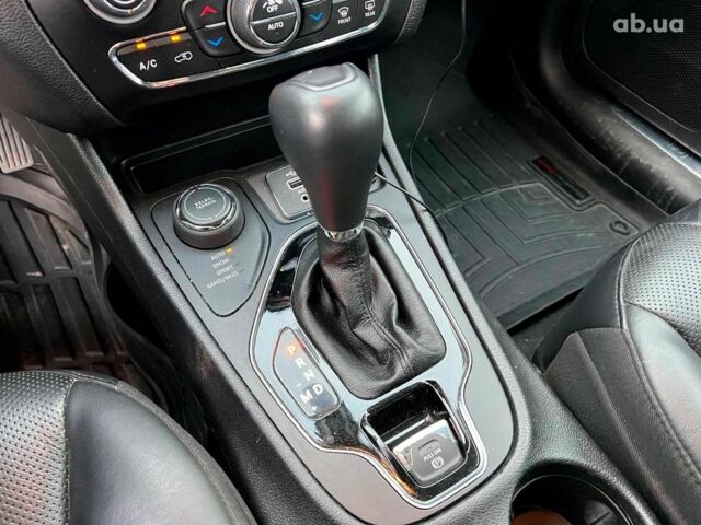 Білий Джип Cherokee, об'ємом двигуна 3.2 л та пробігом 76 тис. км за 18790 $, фото 32 на Automoto.ua