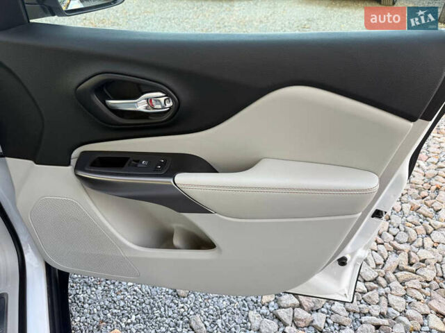 Білий Джип Cherokee, об'ємом двигуна 2.36 л та пробігом 96 тис. км за 18500 $, фото 54 на Automoto.ua