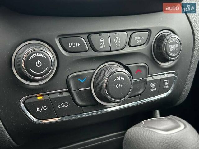 Білий Джип Cherokee, об'ємом двигуна 2.36 л та пробігом 73 тис. км за 17990 $, фото 21 на Automoto.ua