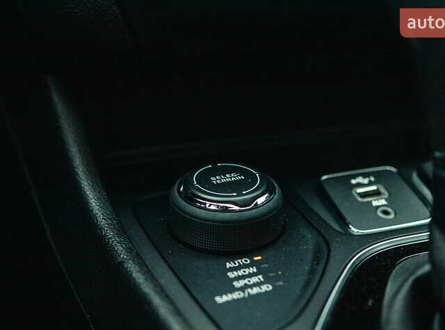 Белый Джип Чероки, объемом двигателя 2.36 л и пробегом 111 тыс. км за 15000 $, фото 9 на Automoto.ua