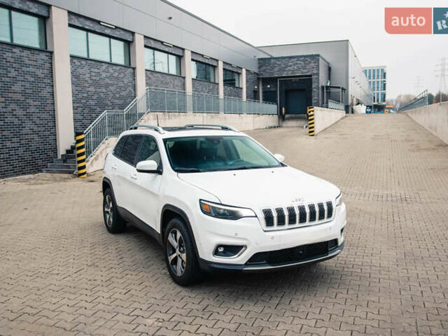 Белый Джип Чероки, объемом двигателя 2.36 л и пробегом 111 тыс. км за 15000 $, фото 1 на Automoto.ua