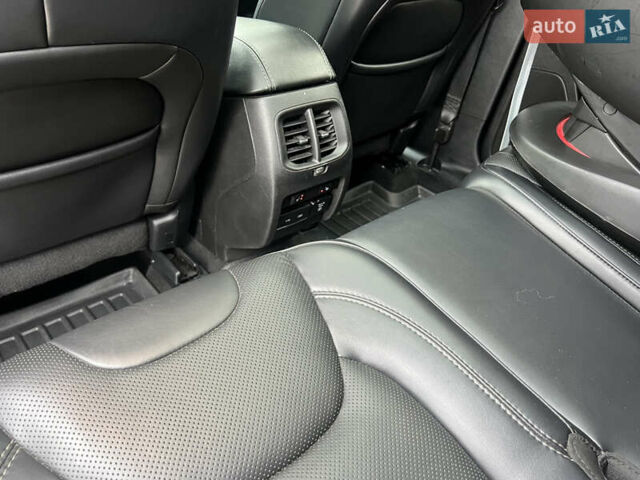 Белый Джип Чероки, объемом двигателя 3.24 л и пробегом 242 тыс. км за 21000 $, фото 11 на Automoto.ua