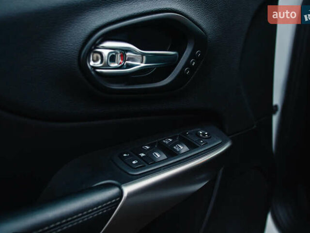 Белый Джип Чероки, объемом двигателя 2.36 л и пробегом 111 тыс. км за 15000 $, фото 11 на Automoto.ua