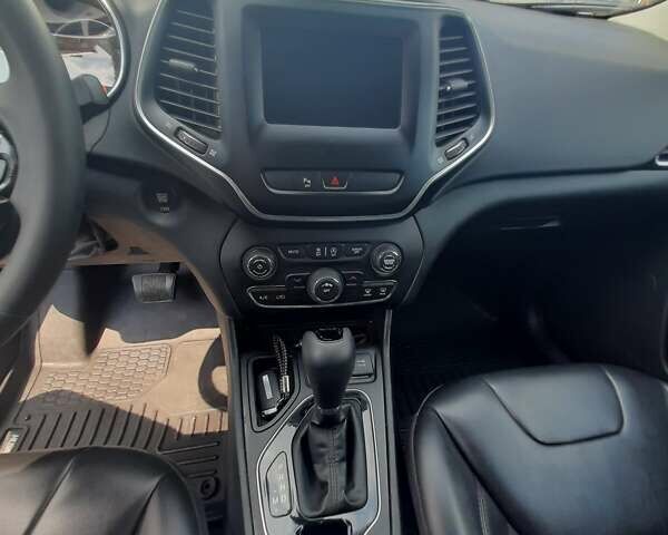 Білий Джип Cherokee, об'ємом двигуна 2.36 л та пробігом 69 тис. км за 18300 $, фото 3 на Automoto.ua