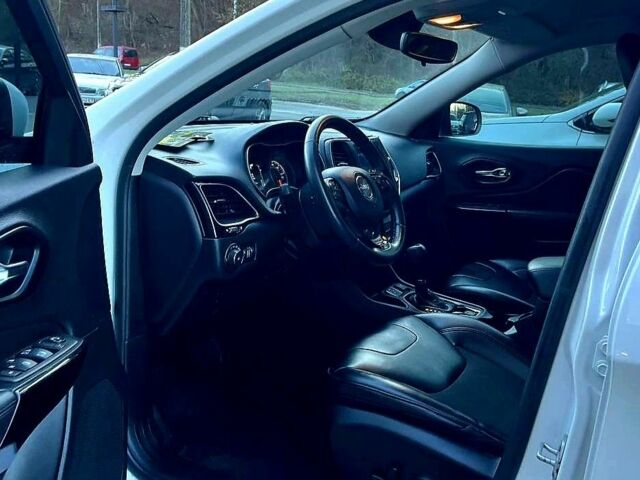 Белый Джип Чероки, объемом двигателя 0 л и пробегом 199 тыс. км за 18500 $, фото 1 на Automoto.ua