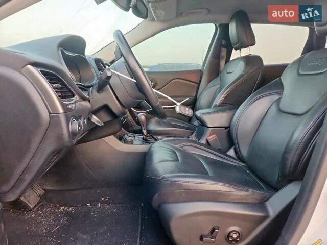 Білий Джип Cherokee, об'ємом двигуна 1.99 л та пробігом 46 тис. км за 3000 $, фото 9 на Automoto.ua