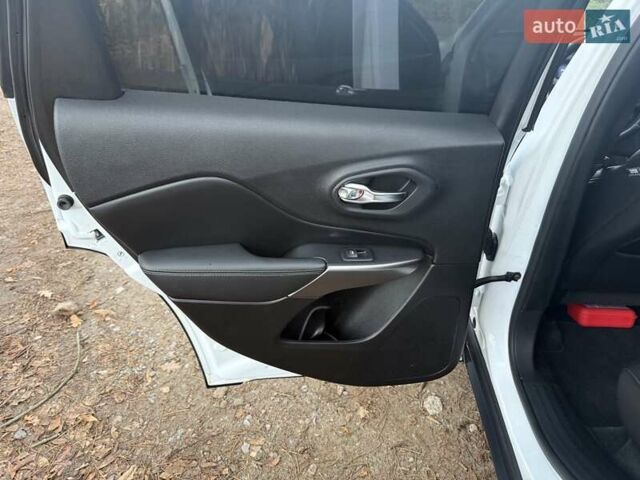 Белый Джип Чероки, объемом двигателя 3.24 л и пробегом 40 тыс. км за 22500 $, фото 26 на Automoto.ua