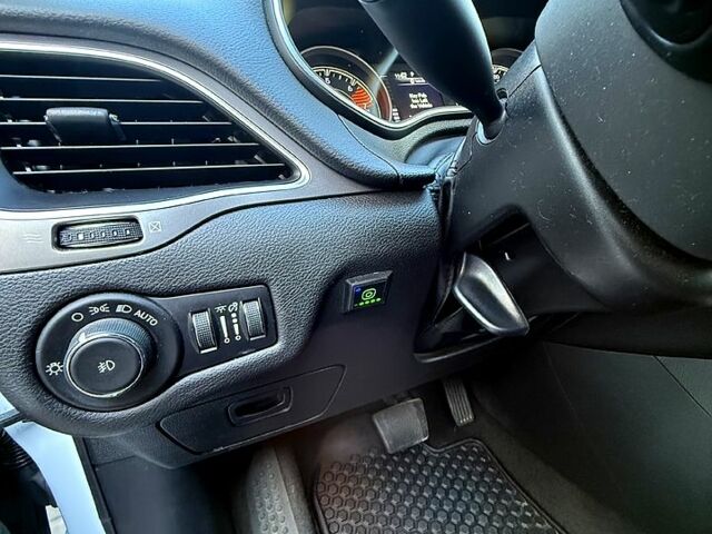 Белый Джип Чероки, объемом двигателя 2.4 л и пробегом 51 тыс. км за 21500 $, фото 5 на Automoto.ua