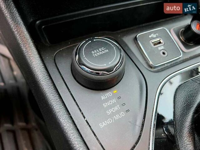 Білий Джип Cherokee, об'ємом двигуна 3.2 л та пробігом 76 тис. км за 18790 $, фото 33 на Automoto.ua