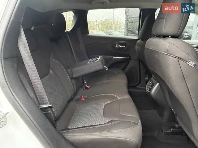 Білий Джип Cherokee, об'ємом двигуна 2.36 л та пробігом 73 тис. км за 17990 $, фото 9 на Automoto.ua