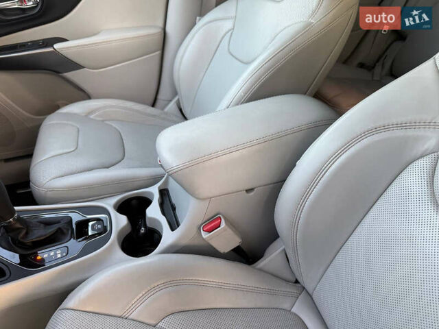 Білий Джип Cherokee, об'ємом двигуна 2.36 л та пробігом 96 тис. км за 18500 $, фото 36 на Automoto.ua